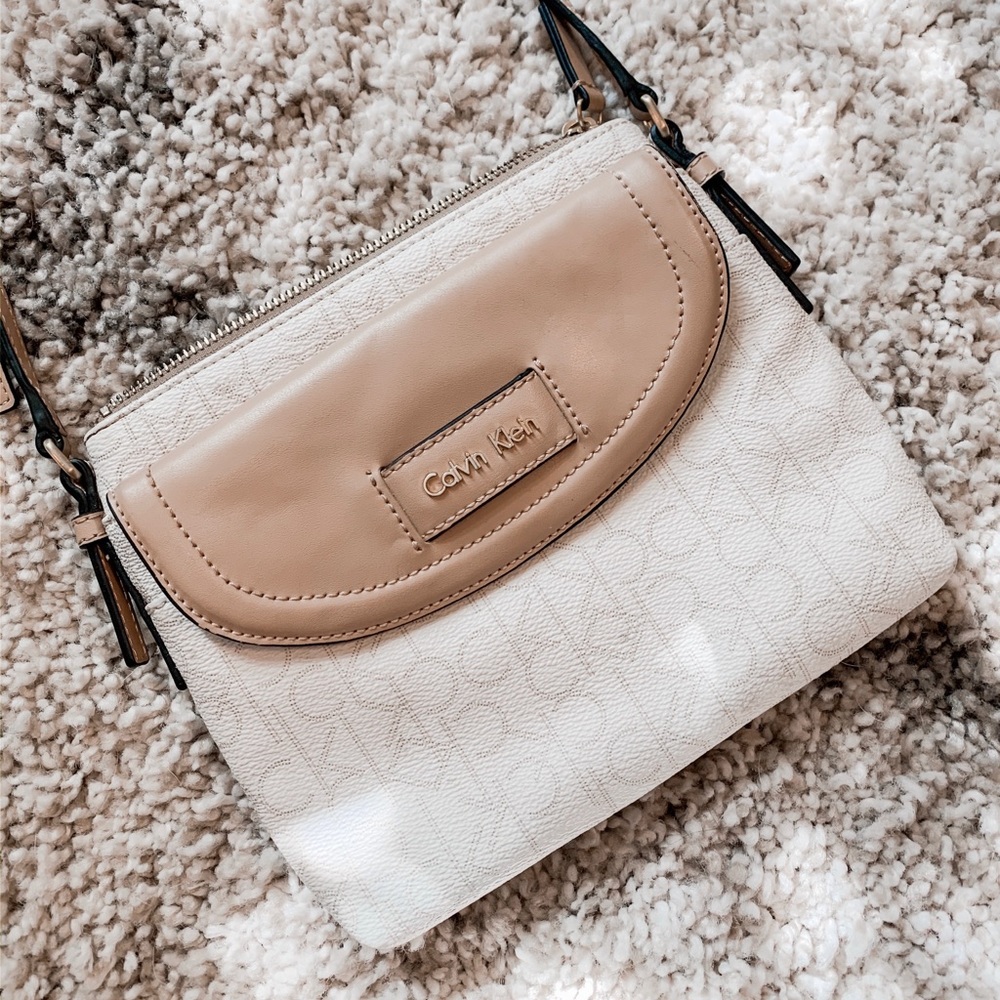 SOLD Calvin Klein crossbody bag 🤍